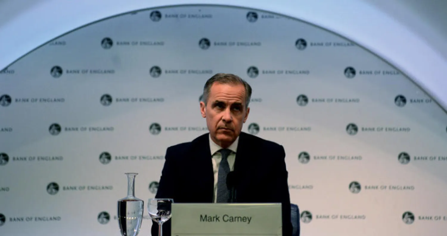 محافظ بنك إنجلترا مارك كارني في مؤتمر صحافي في لندن أمس (أ.ب)