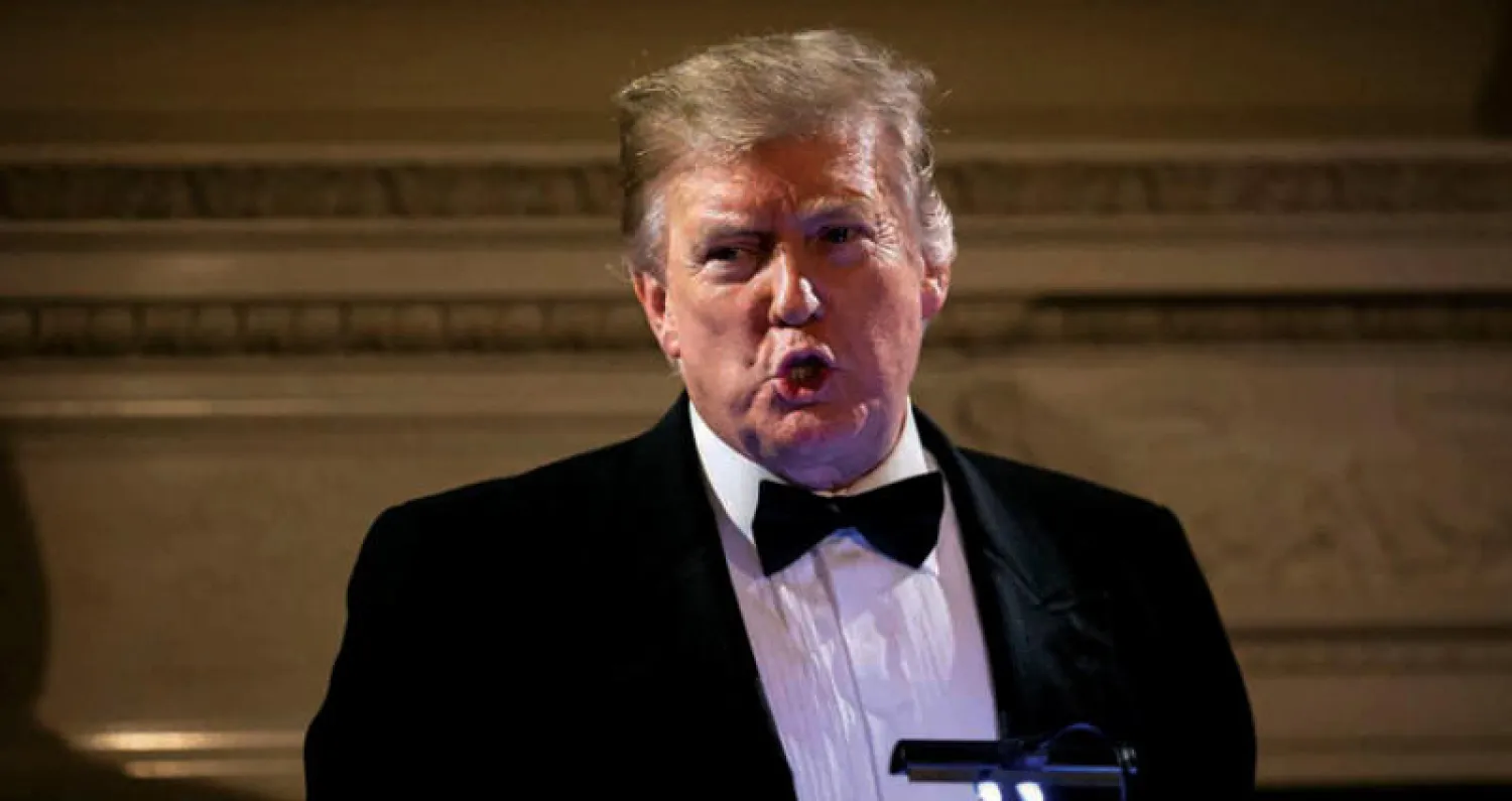 ترمب خلال حديثه عن المفاوضات مع الصين في عشاء بالبيت الأبيض مساء الأحد (رويترز)