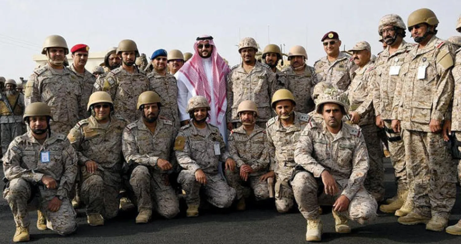 الأمير خالد بن سلمان نائب وزير الدفاع السعودي في صورة تجمعه مع عدد من القادة والضباط والجنود في الحد الجنوبي (واس)