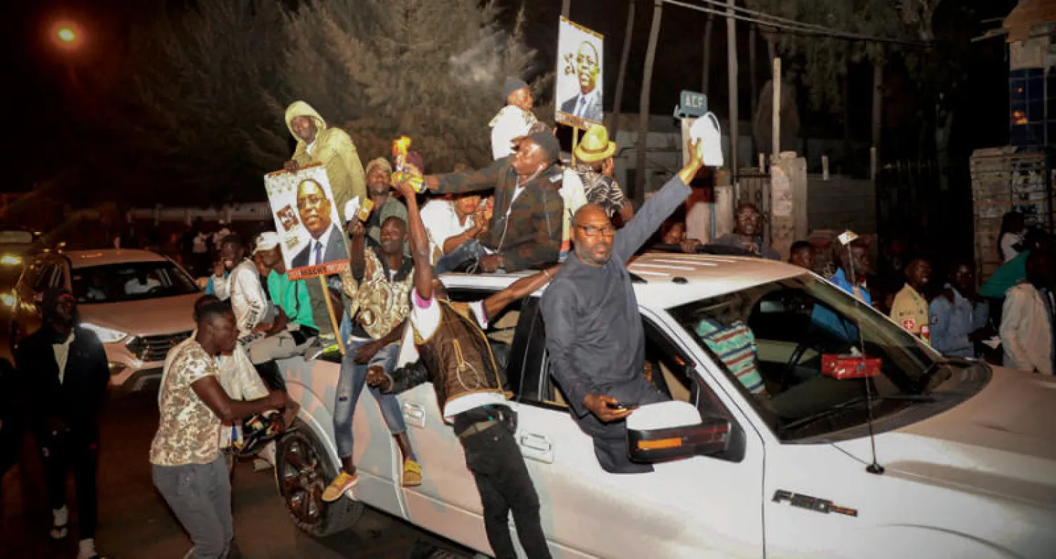 أنصار ماكي سال يحتفلون بعد صدور النتائج الجزئية في دكار أمس (إ.ب.أ)