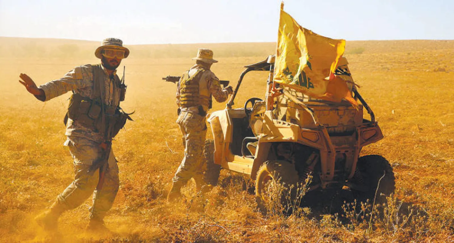 عنصران من «حزب الله» على الحدود اللبنانية - السورية (أ.ب)