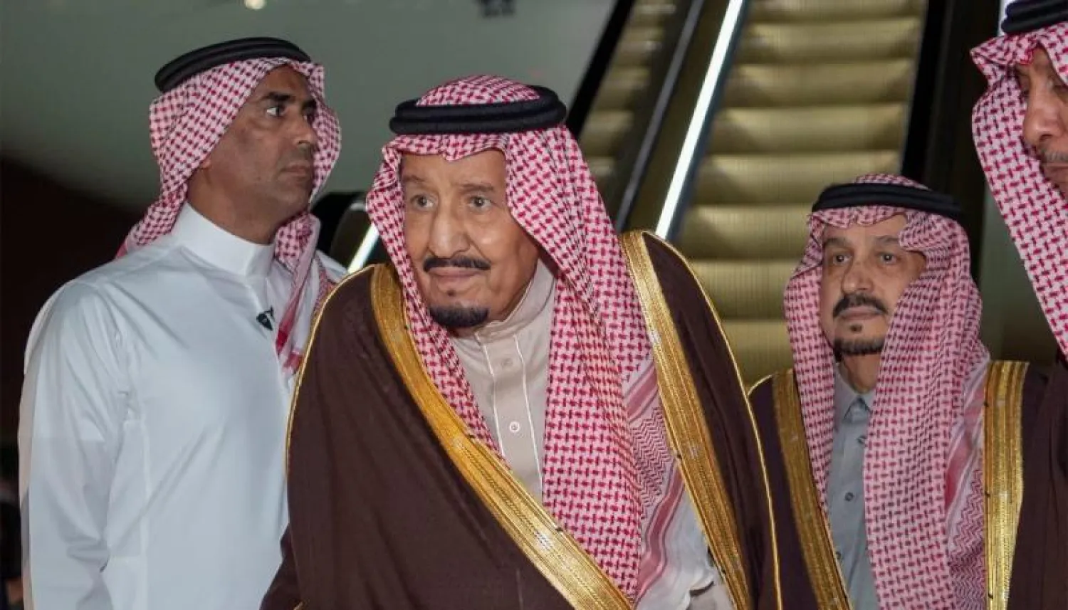 خادم الحرمين الشريفين الملك سلمان بن عبد العزيز لدى وصوله إلى الرياض بعد زيارة رسمية لمصر ورئاسته وفد المملكة في القمة العربية الأوروبية بشرم الشيخ (واس)