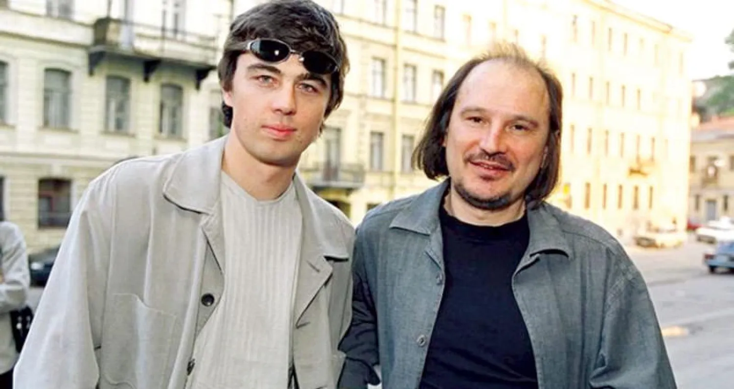 المخرج أليكسي بالابانوف مع الممثل سيرغي بودروف بطل فيلم «الأخ»