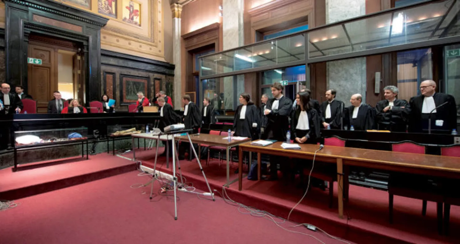 قاعة محكمة بروكسل الجنائية قبل بدء مرافعات الادعاء أمس (رويترز)

عرض الأدلة الجنائية في محكمة بروكسل أمس (رويترز)