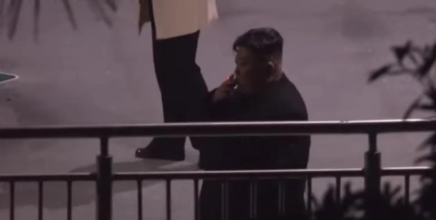 لقطة من الفيديو الذي يظهر الزعيم الكوري الشمالي كيم جونغ أون وهو يدخن سيجارة (الغارديان)