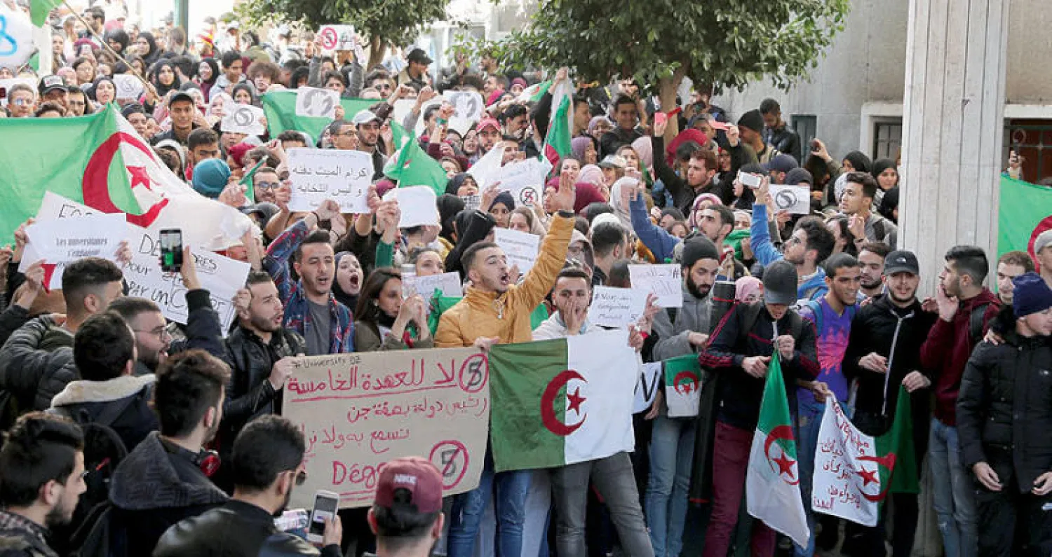 جانب من مظاهرات طلاب الجامعات في العاصمة الجزائرية أمس رفضا لترشح بوتفليقة (إ.ب.أ)