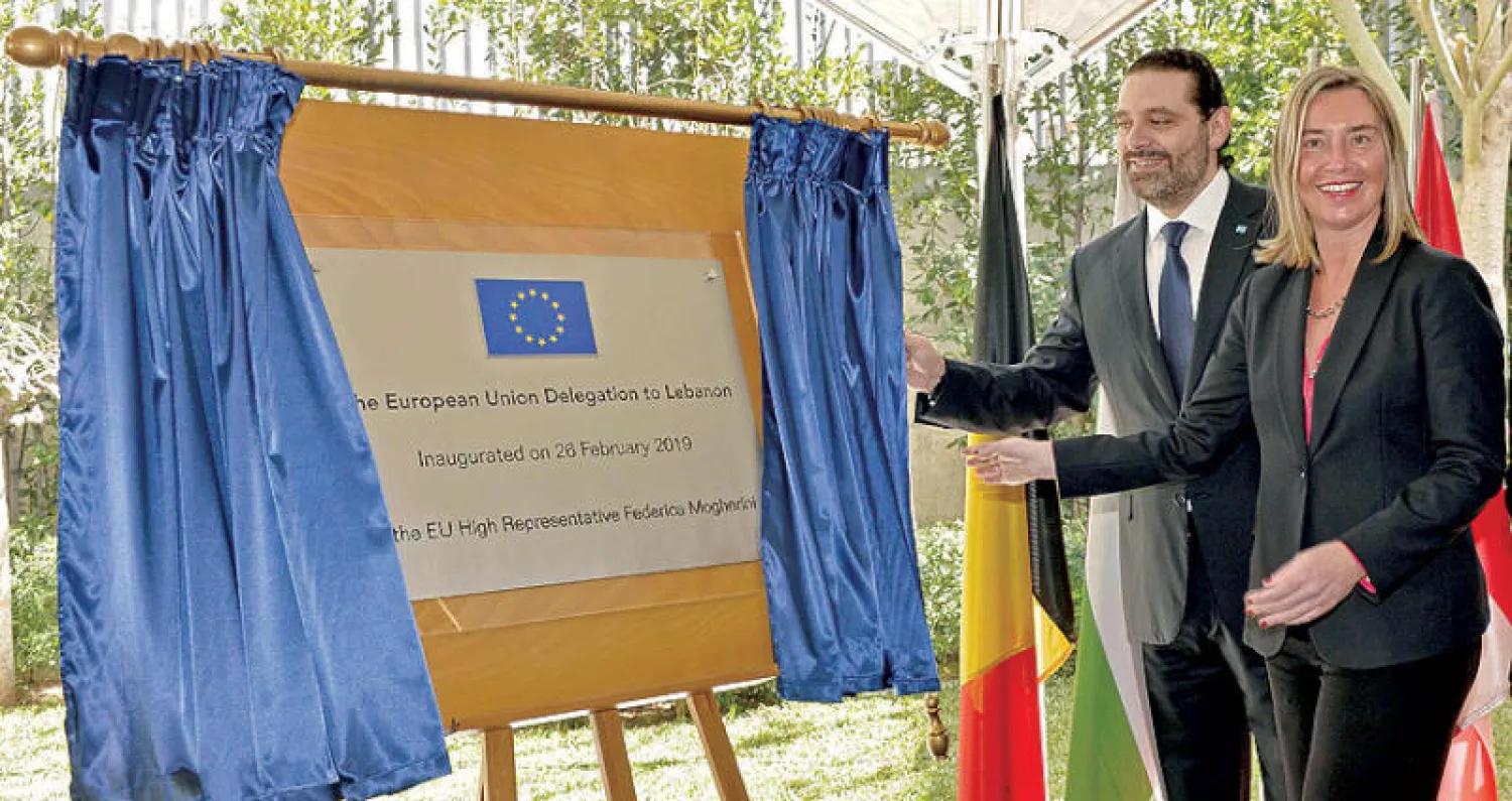 الحريري وموغيريني يزيحان الستار عن لوحة افتتاح سفارة الاتحاد الأوروبي في بيروت (أ.ف.ب)