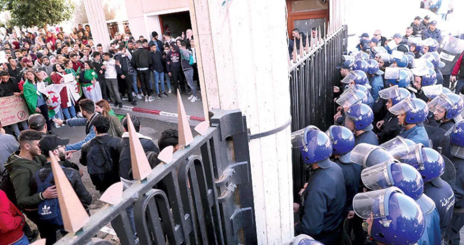 الشرطة تحاول منع مظاهرة لطلاب بالجامعة المركزية في العاصمة الجزائرية أمس (إ.ب.أ)