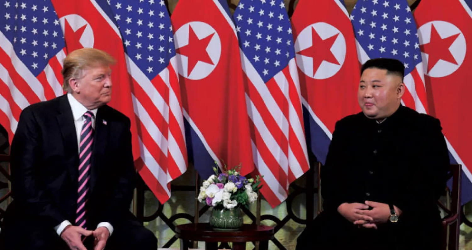 ترمب وكيم قبل انطلاق محادثات غير رسمية في هانوي أمس (أ.ف.ب)