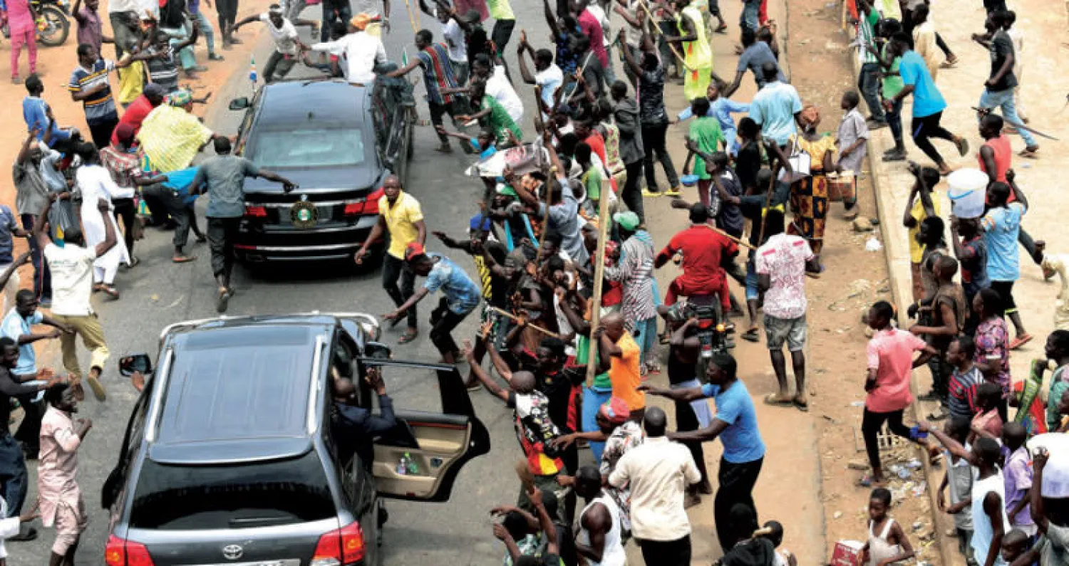 نيجيريون يحتفلون بإعادة انتخاب بخاري في أبوجا أمس (إ.ب.أ)