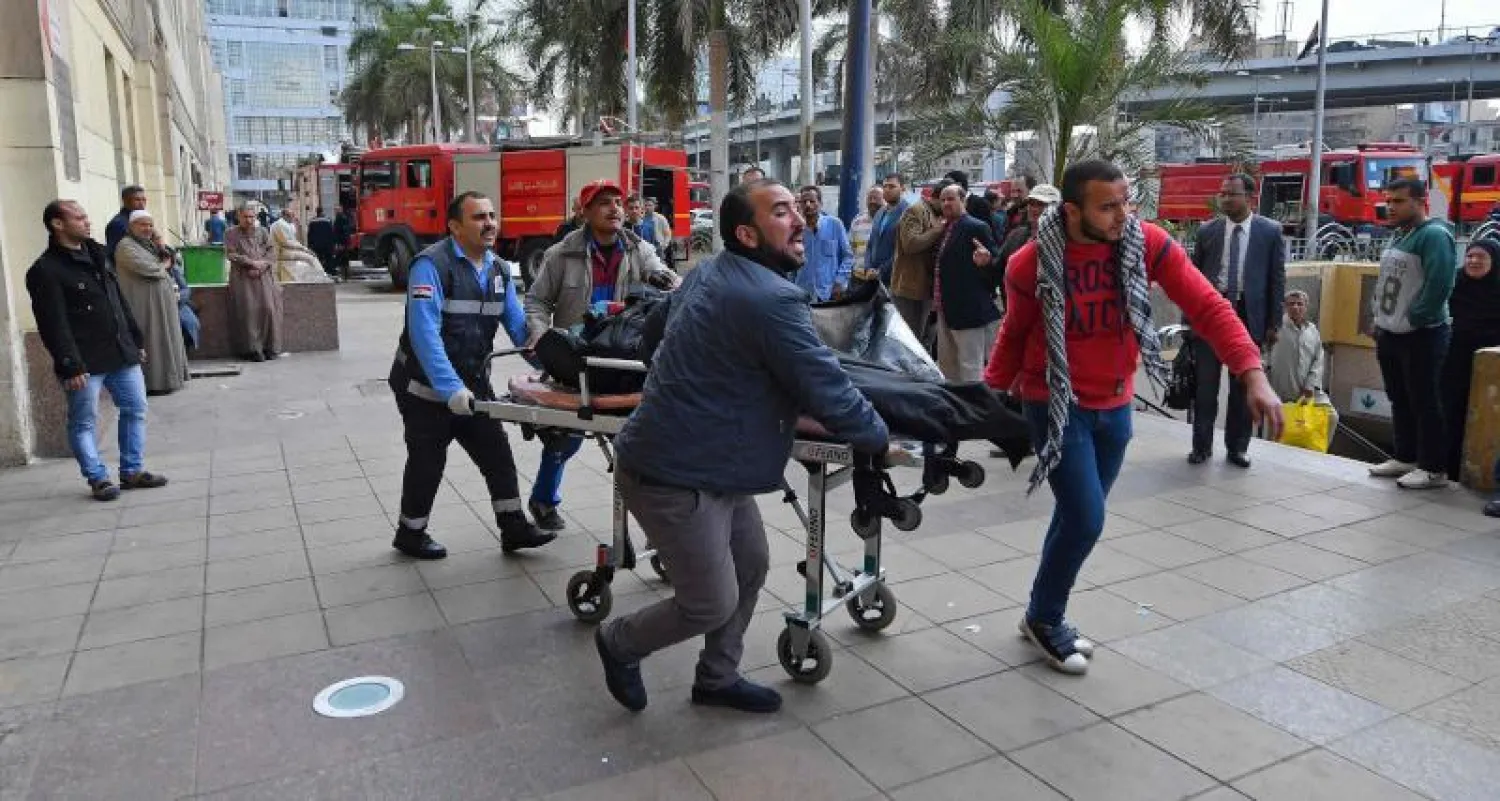 بقايا من حادث الحريق في محطة مصر بالقاهرة (أ.ف.ب)