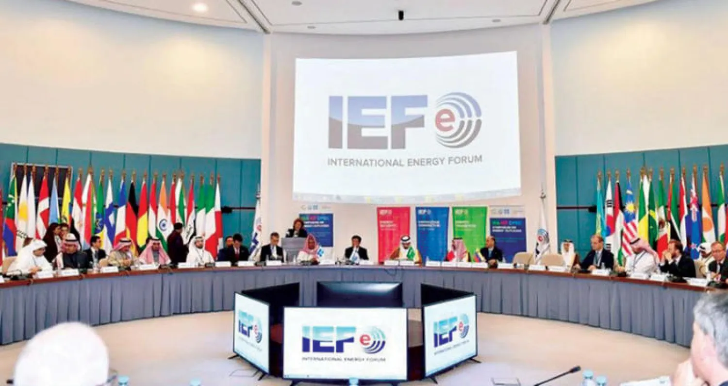 الفالح يتوسط الحضور في منتدى الطاقة الدولية في الرياض أمس (الشرق الأوسط)