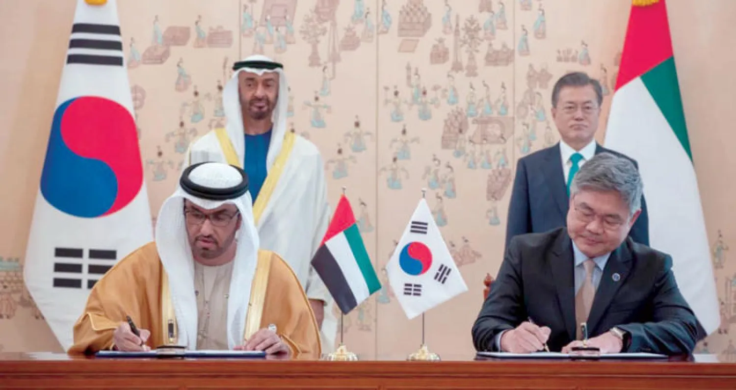 الشيخ محمد بن زايد والرئيس الكوري الجنوبي يشهدان توقيع الاتفاقية أمس (الشرق الأوسط)