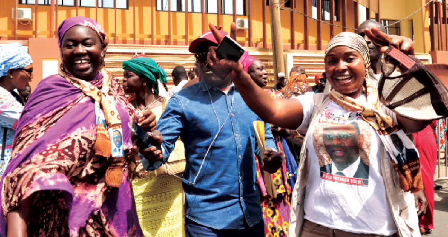 سنغاليون يحتفلون بفوز ماكي سال بولاية ثانية في دكار أمس (إ.ب.أ)