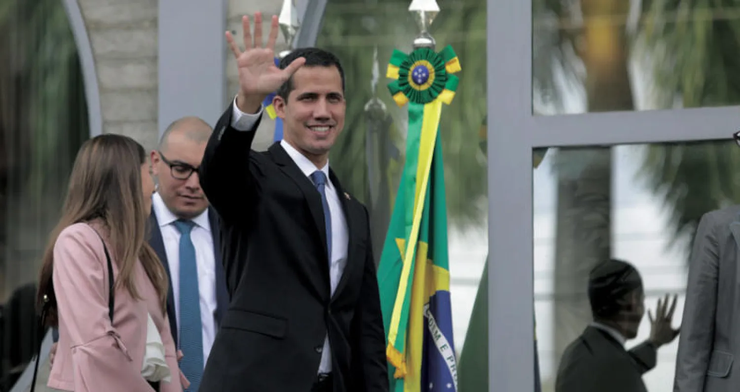 غوايدو لدى وصوله للقاء سفراء وممثلين أوروبيين في برازيليا أمس (أ.ب)