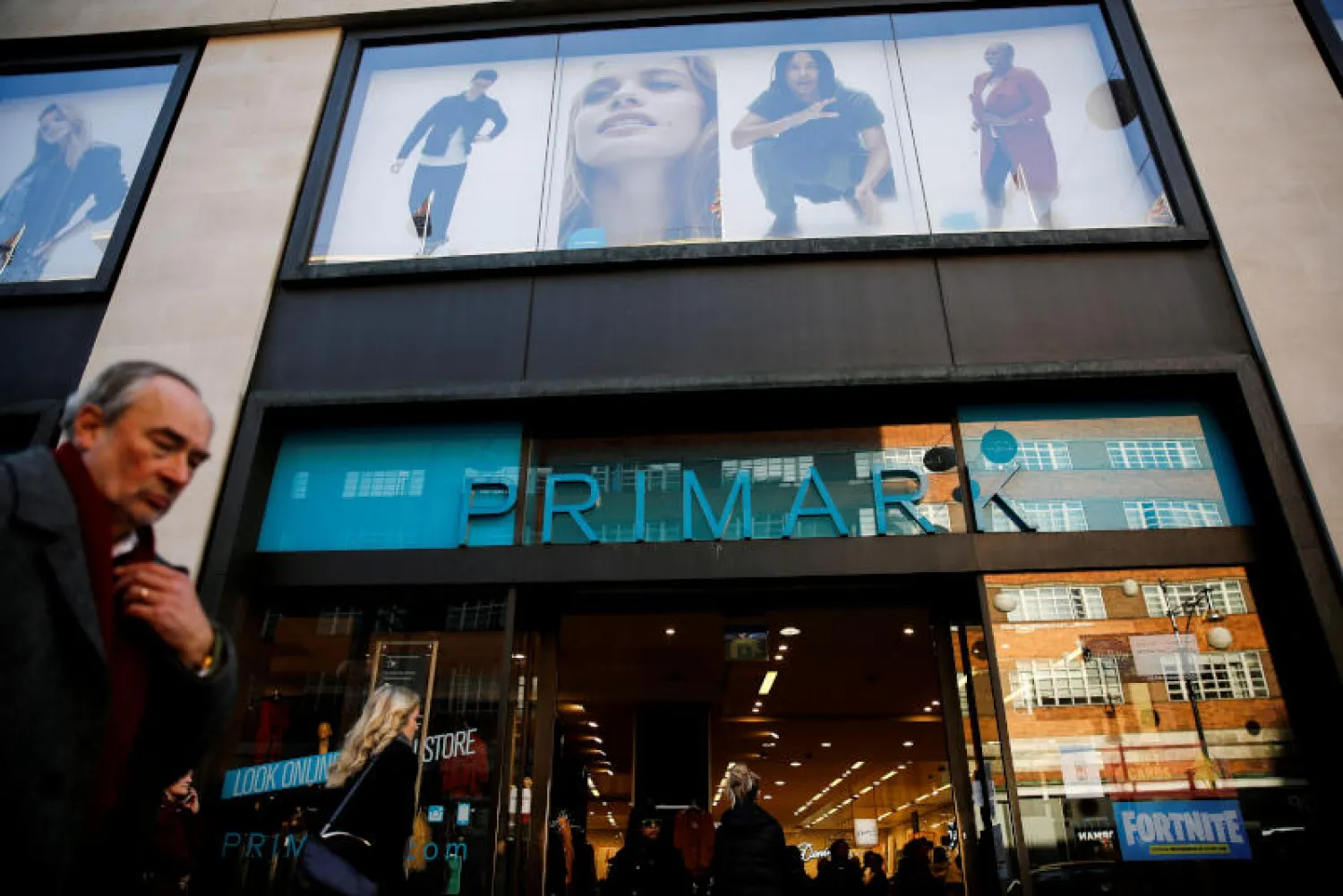 متسوّقون في شارع أوكسفورد ستريت في لندن (أرشيف - رويترز)