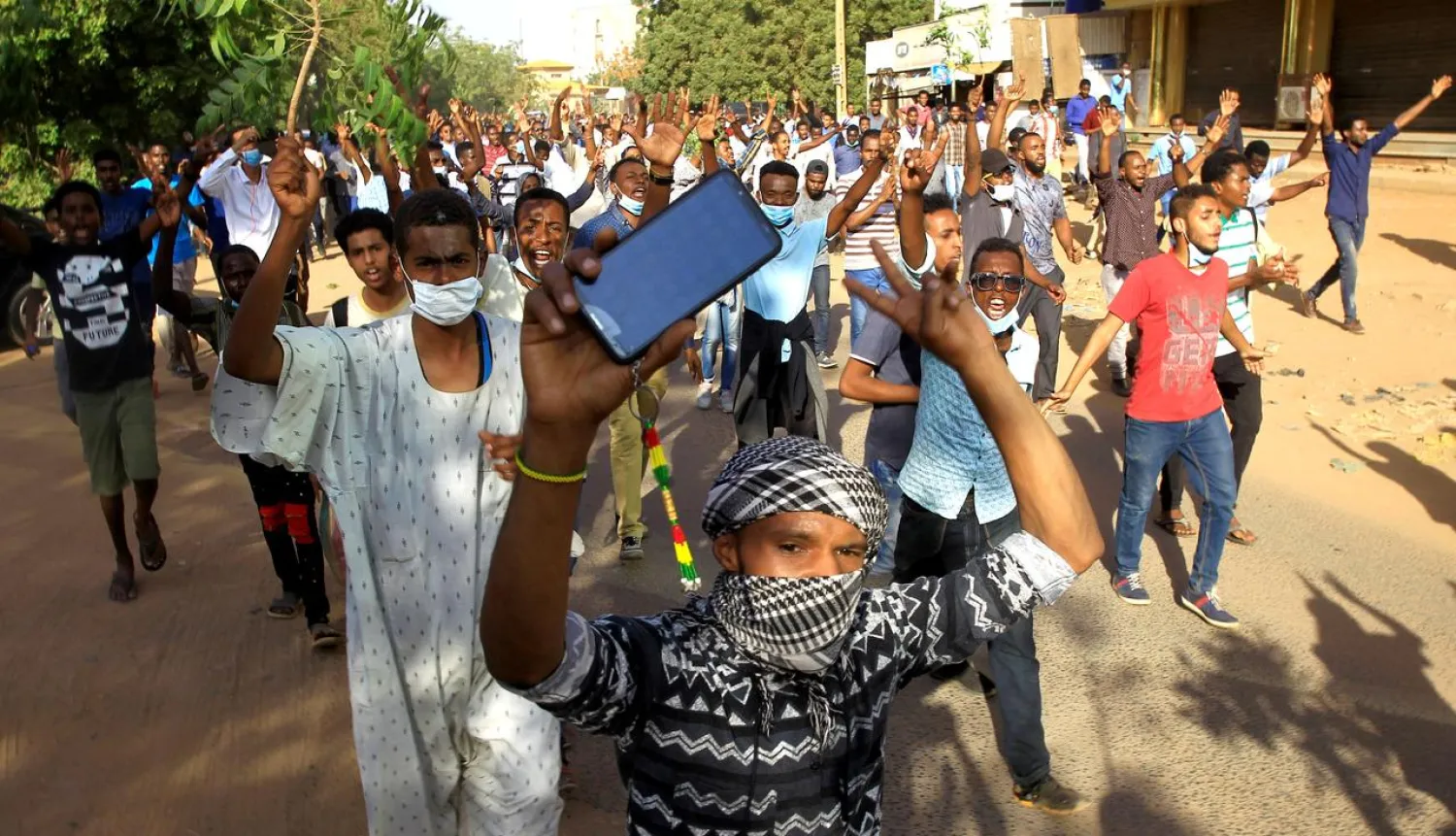 Sudanese demonstrators chant slogans as they march along the street during anti-government protests in Khartoum, Sudan December 25, 2018. REUTERS/Mohamed Nureldin Abdallah/File Photo