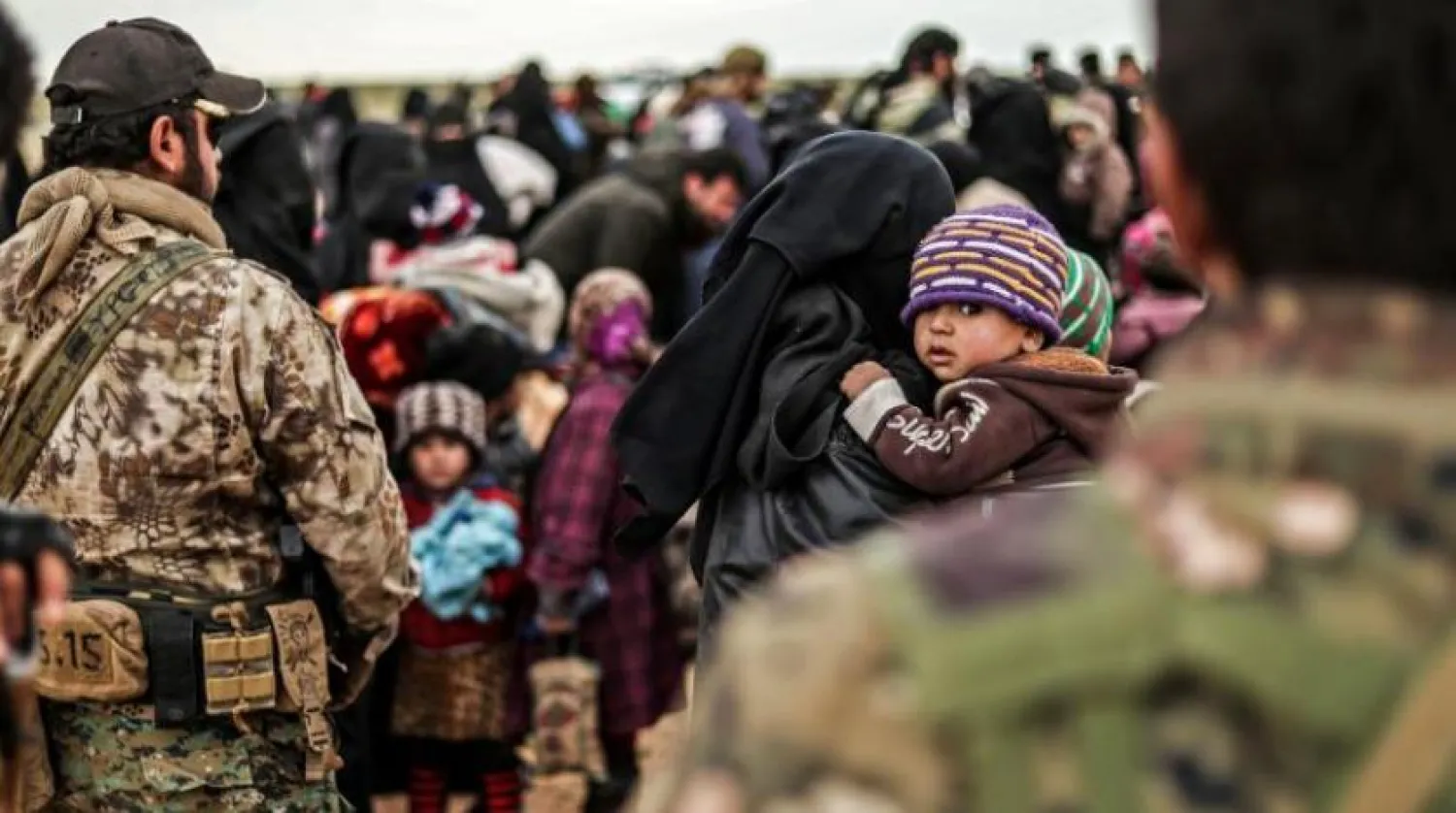 Suriye Demokratik Güçleri savaşçıları Bagoz’daki sivilleri tahliye ederken (AFP)