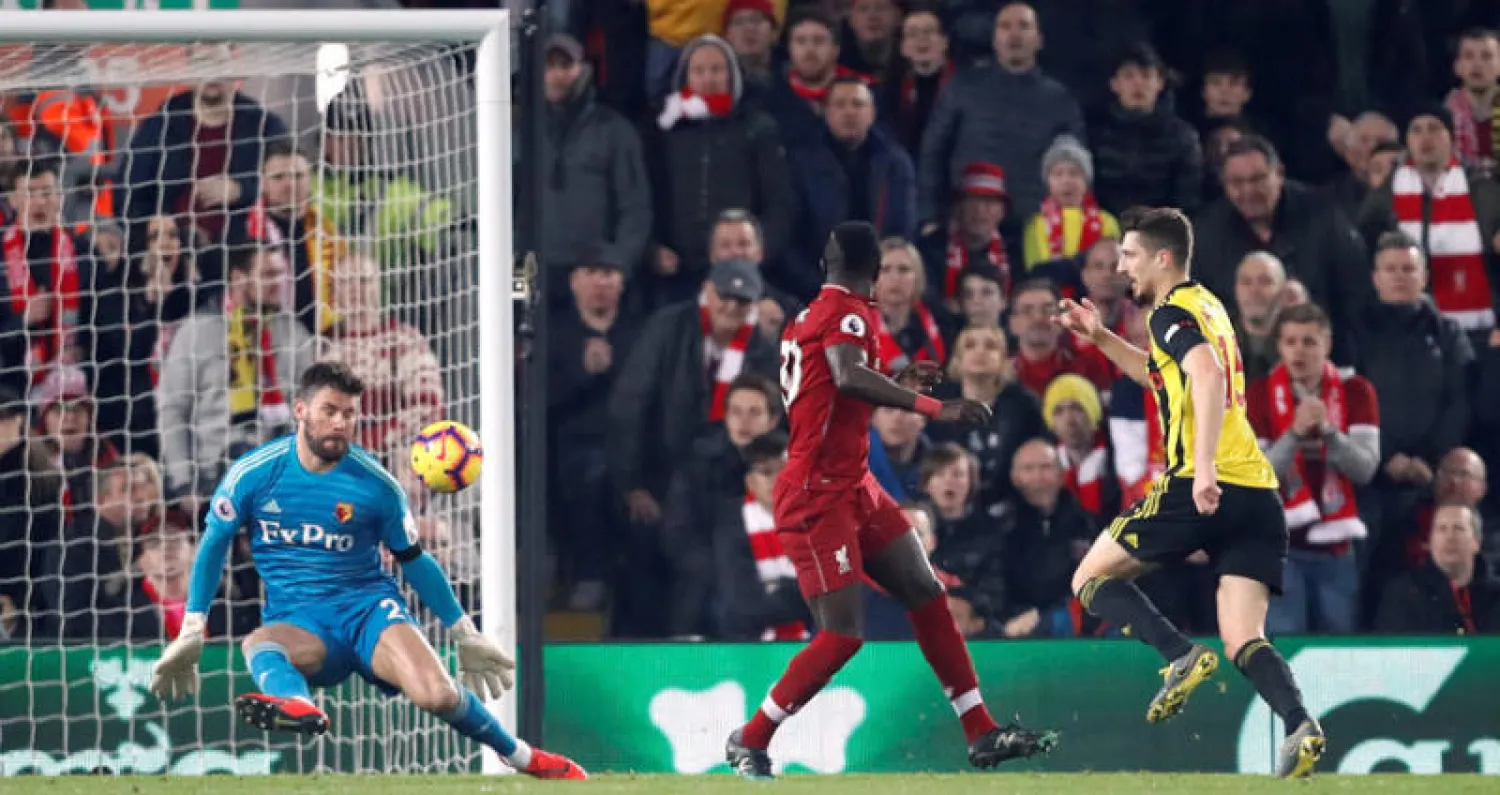 ماني (في الوسط) يسجل بكعب قدمة أجمل أهداف ليفربول من الخماسية في مرمى واتفورد (رويترز)