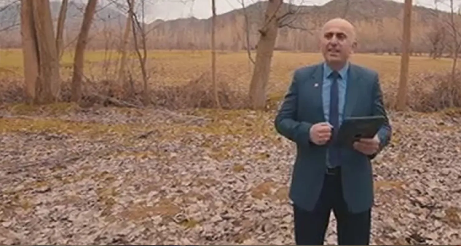 Belediye Başkan adayı seçim vaatlerini ağaçlara anlattı 