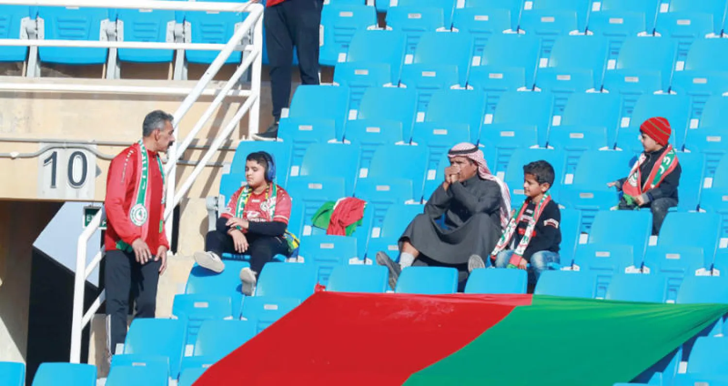 مشجع اتفاقي حضر برفقة أبنائه لمتابعة مباراة فريقه التي خسرها أمام التعاون (تصوير: سعد العنزي)