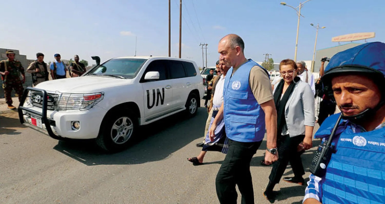 منسق وقف إطلاق النار في اليمن مايكل لوليسغارد مع القوات الحكومية بالحديدة الأسبوع الماضي (رويترز)