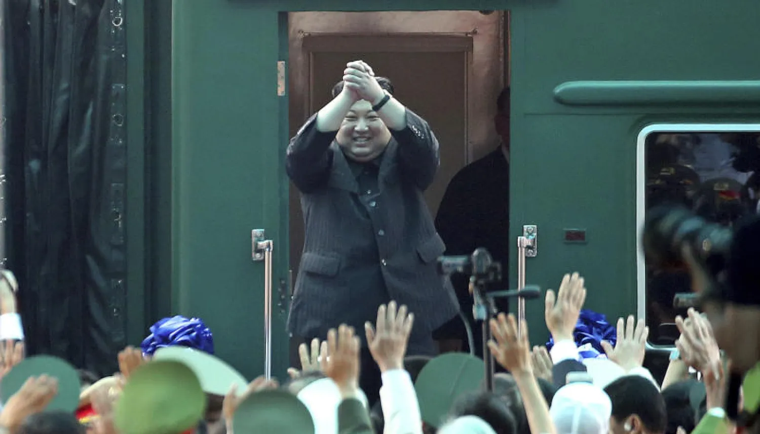 الزعيم الكوري الشمالي كيم جونغ أون يغادر فيتنام (أ.ب)