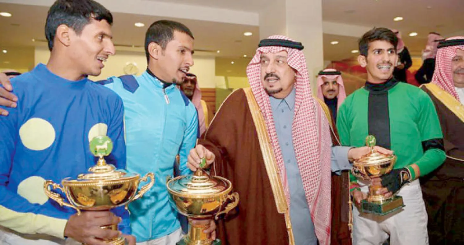 أمير الرياض مع عدد من الخيالة السعوديين المشاركين في السباق (واس)