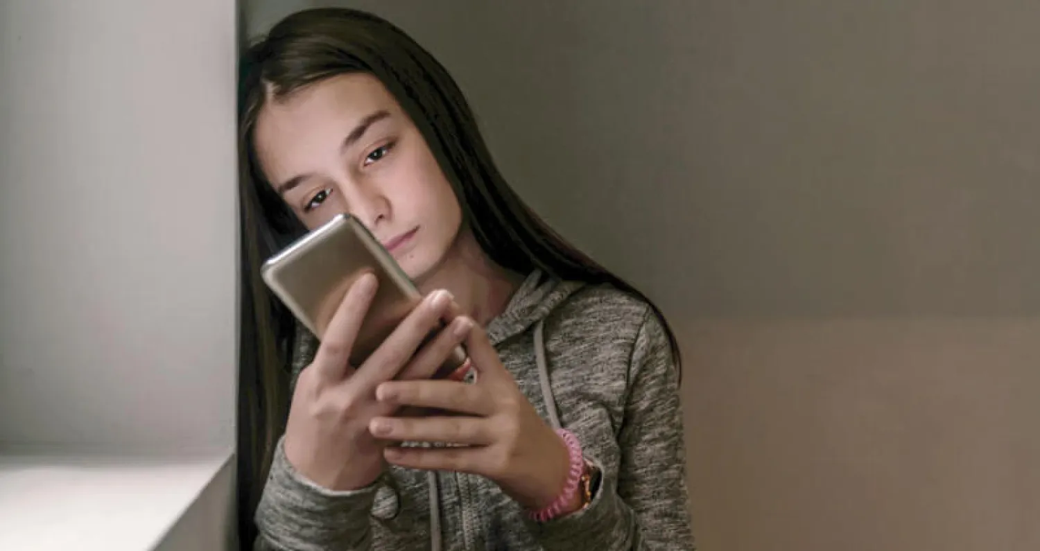 ظهرت أعراض الكآبة على 40% من الفتيات اللاتي يقضين خمس ساعات أو أكثر على مواقع التواصل