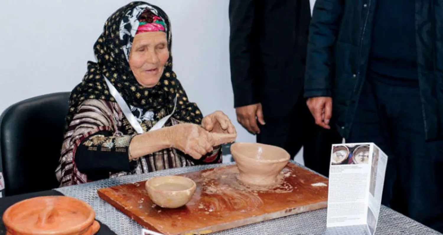 شاركت في المعرض عشرات الحرفيات بأعمال غاية في الإبداع