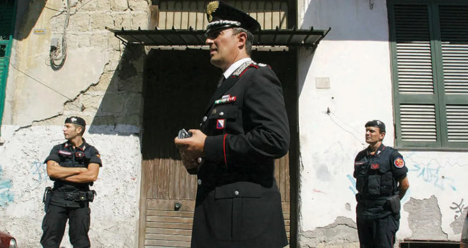 الشرطة أمام منزل زعيم مافيا {كامورا} في 2015 (أ.ف.ب)