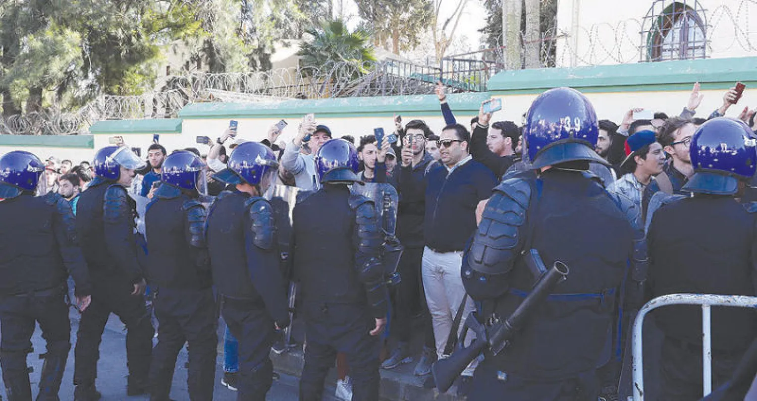 قوات الأمن في مواجهة متظاهرين ضد ترشح بوتفليقة لولاية خامسة أمام مقر المجلس الدستوري في الجزائر العاصمة أمس (إ.ب.أ)