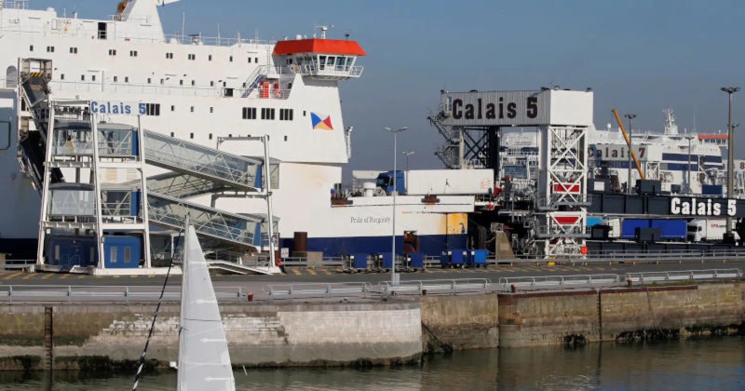 عبارة في ميناء كاليه بفرنسا (رويترز)
