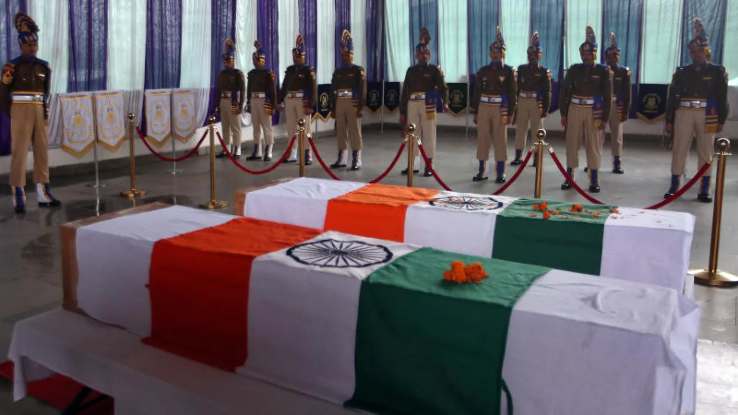 صورة من جنازة خمسة من أفراد قوات الأمن الهندية يوم الجمعة الماضي (رويترز)