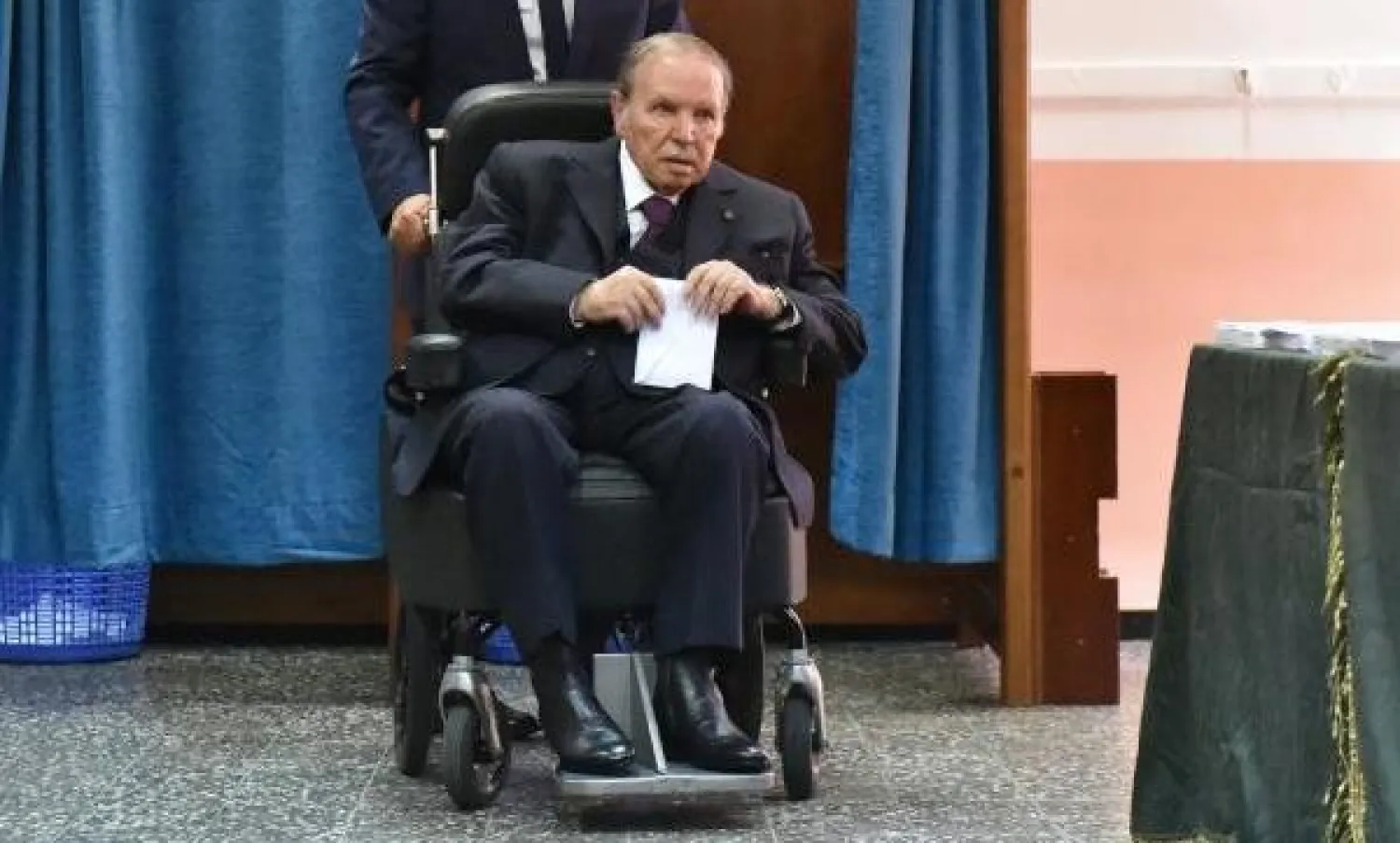 الرئيس الجزائري عبد العزيز بوتفليقة على كرسي متحرك كان يدلي بصوته في مركز اقتراع بالعاصمة - أرشيف (أ.ف.ب)
