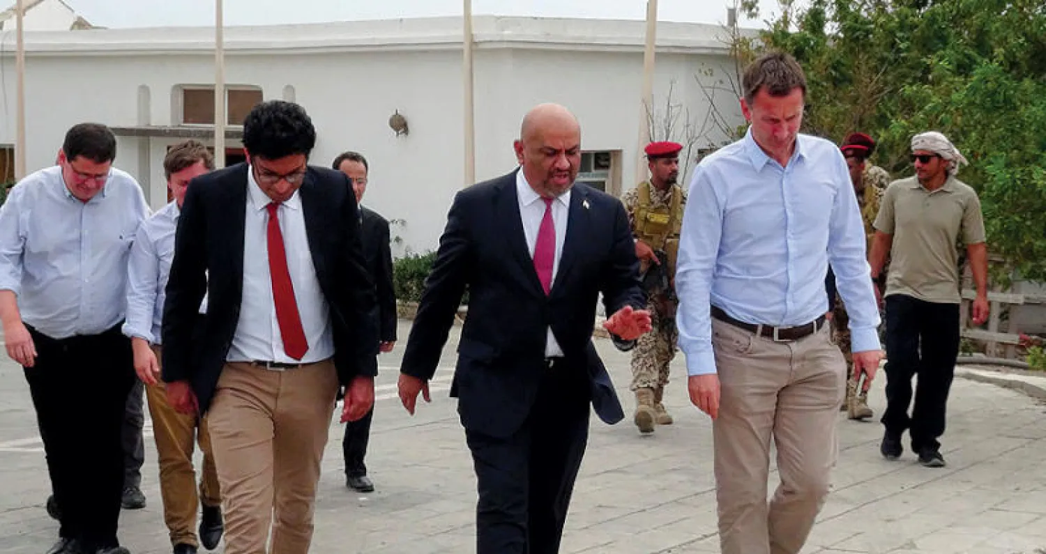 وزير الخارجية البريطاني جيريمي هنت مع نظيره اليمني خالد اليماني في عدن أمس (أ.ف.ب)