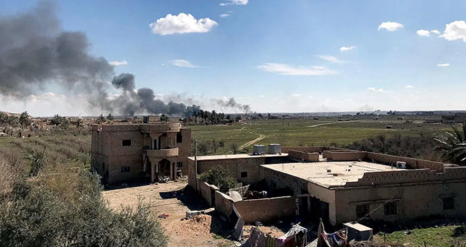 أعمدة دخان تتصاعد من آخر بقعة لتنظيم «داعش» في الباغوز شرق سوريا بعد قصف التحالف أمس (أ.ب)