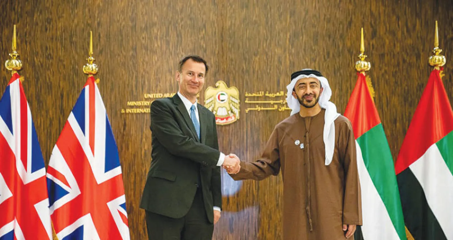 الشيخ عبد الله بن زايد وجيريمي هنت في أبوظبي أمس (وام)