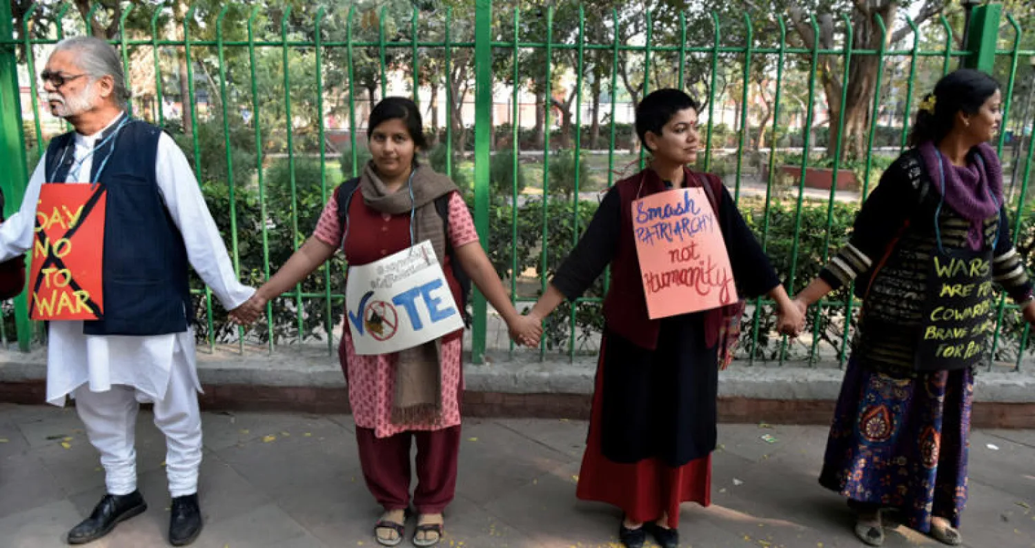 مواطنون هنود يعبرون عن رفضهم للاشتباكات بين الهند وباكستان في نيودلهي أمس (إ.ب.أ)