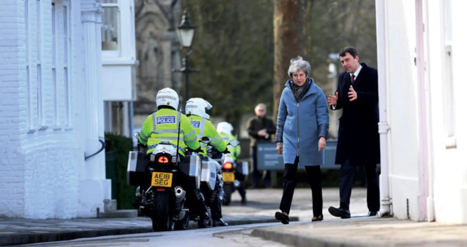 تيريزا ماي خلال زيارتها سالزبيري أمس (إ.ب.أ)