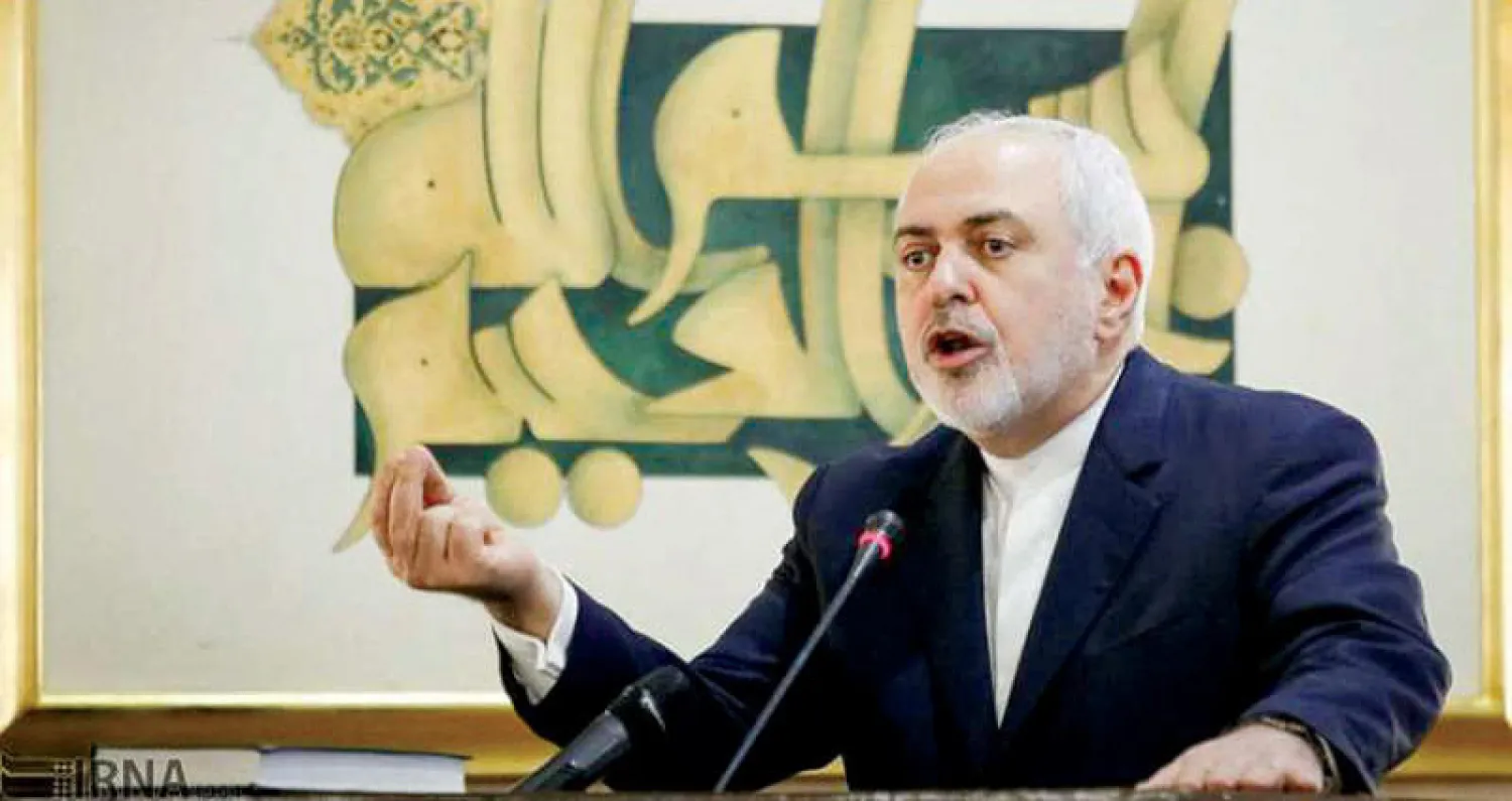 ظريف يلقي خطاباً في مقر الخارجية الإيرانية أمس (إرنا)