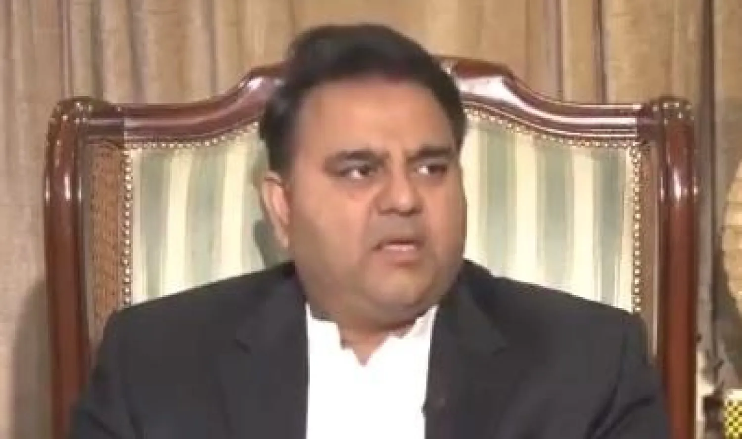 فؤاد شودري وزير الإعلام الباكستاني خلال لقاء تلفزيوني