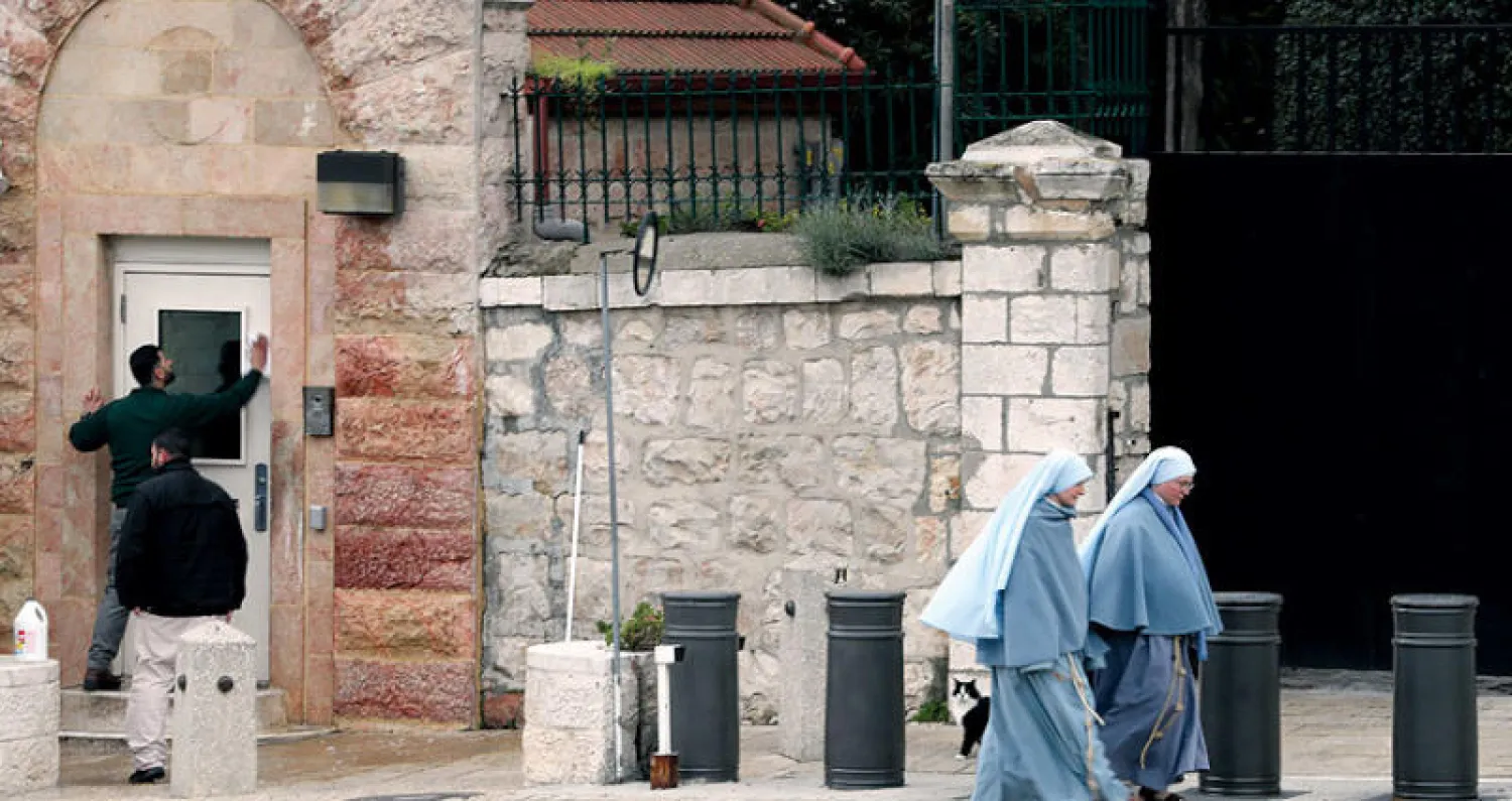 عامل تنظيف أمام مبنى القنصلية الأميركية في القدس التي أغلقت أمس لتنضم إلى السفارة (رويترز)