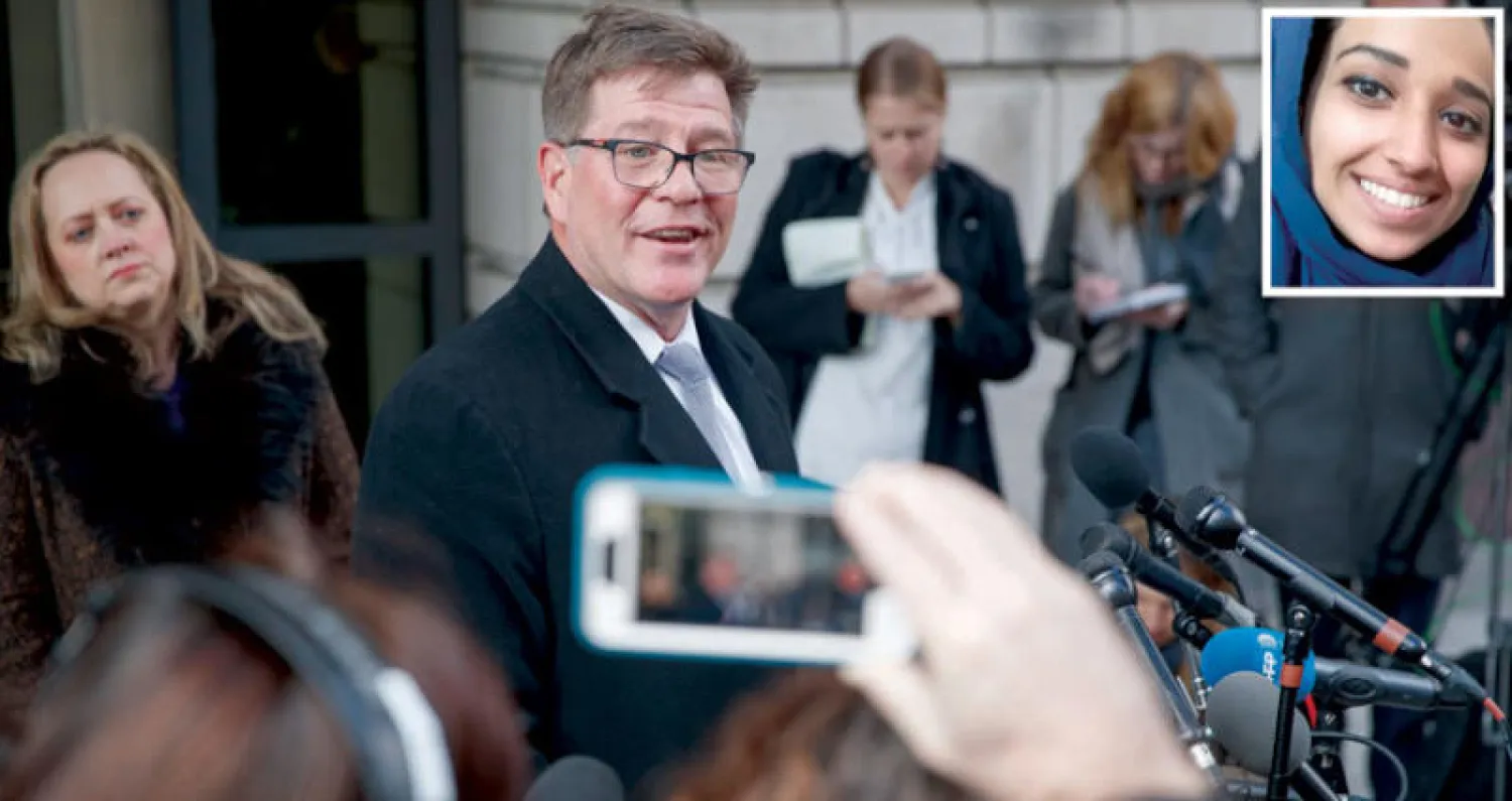 تشارلز سويفت محامي «الداعشية الأميركية» يرد على أسئلة الصحافيين أمام المحكمة الفيدرالية  في واشنطن أول من أمس وفي الإطار موكلته هدى المثنى (إ.ب.أ)