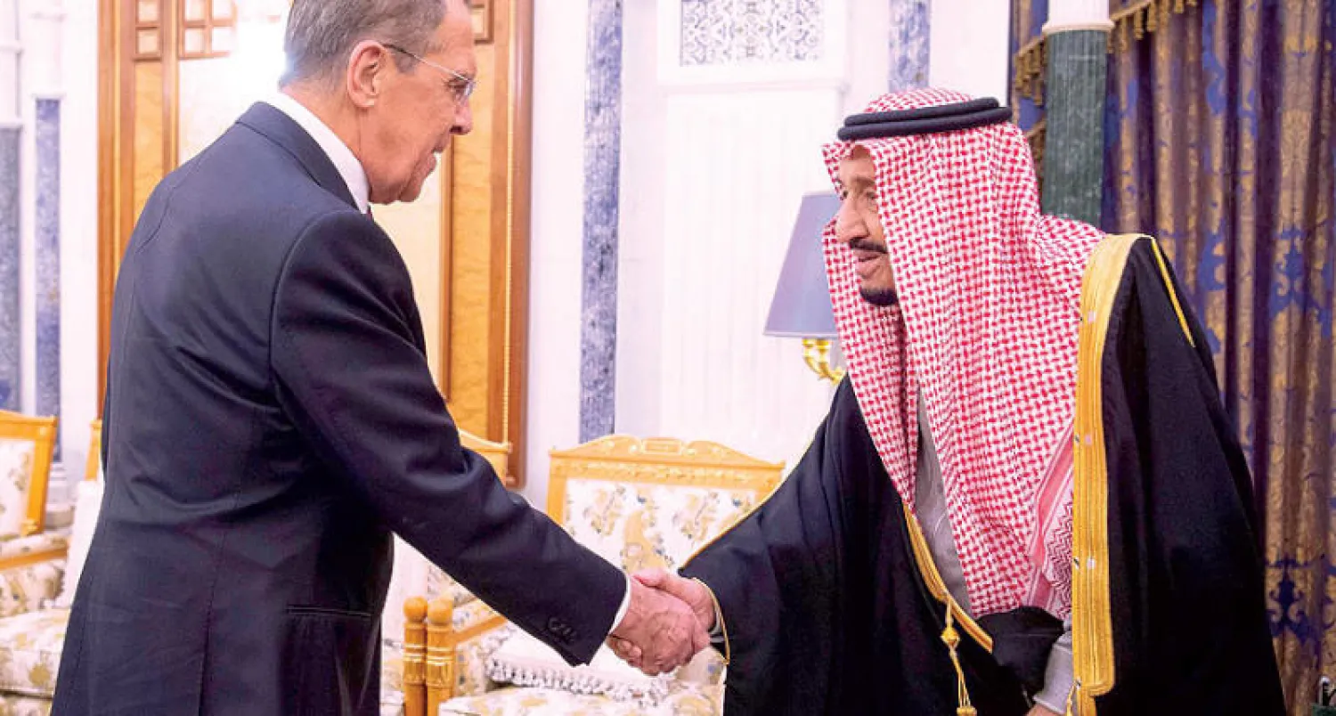 الملك سلمان لدى استقباله وزير الخارجية الروسي سيرغي لافروف في مكتبه بقصر اليمامة أمس (واس)