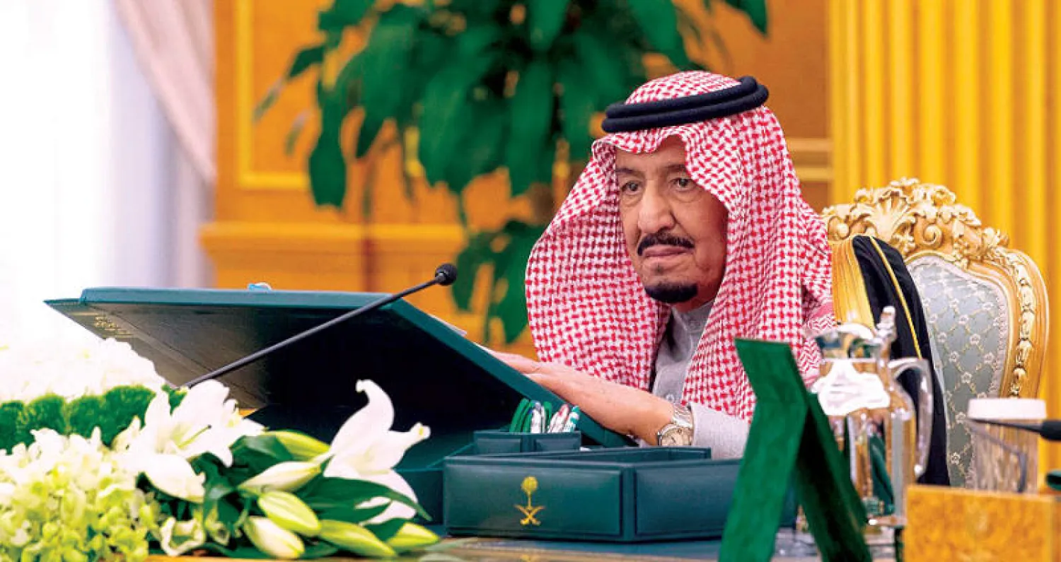 خادم الحرمين الشريفين لدى ترؤسه جلسة مجلس الوزراء في قصر اليمامة بالرياض أمس (واس)