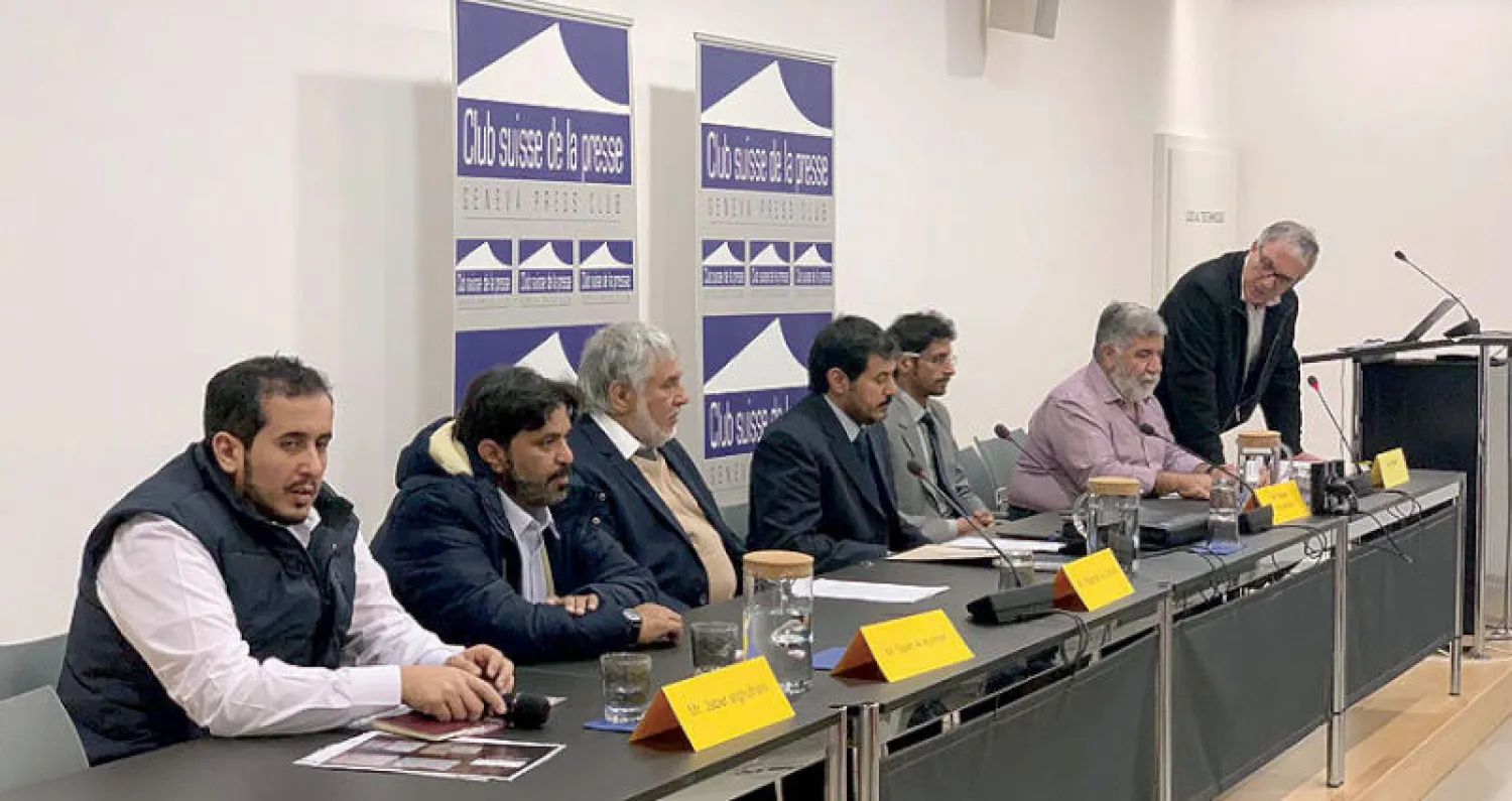 أفراد من قبيلة الغفران خلال المؤتمر الصحافي  الذي عقد في جنيف أمس (الشرق الأوسط)