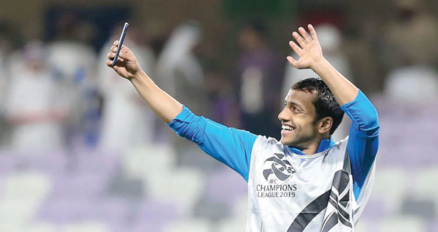 الشلهوب يلتقط سيلفي بعد نهاية المباراة (تصوير: علي الظاهري)