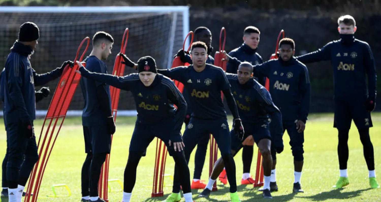 فريق مانشستر يونايتد المبتلى بالإصابات أثناء التدريب قبل خوض اللقاء المصيري مع سان جيرمان (أ.ف.ب)