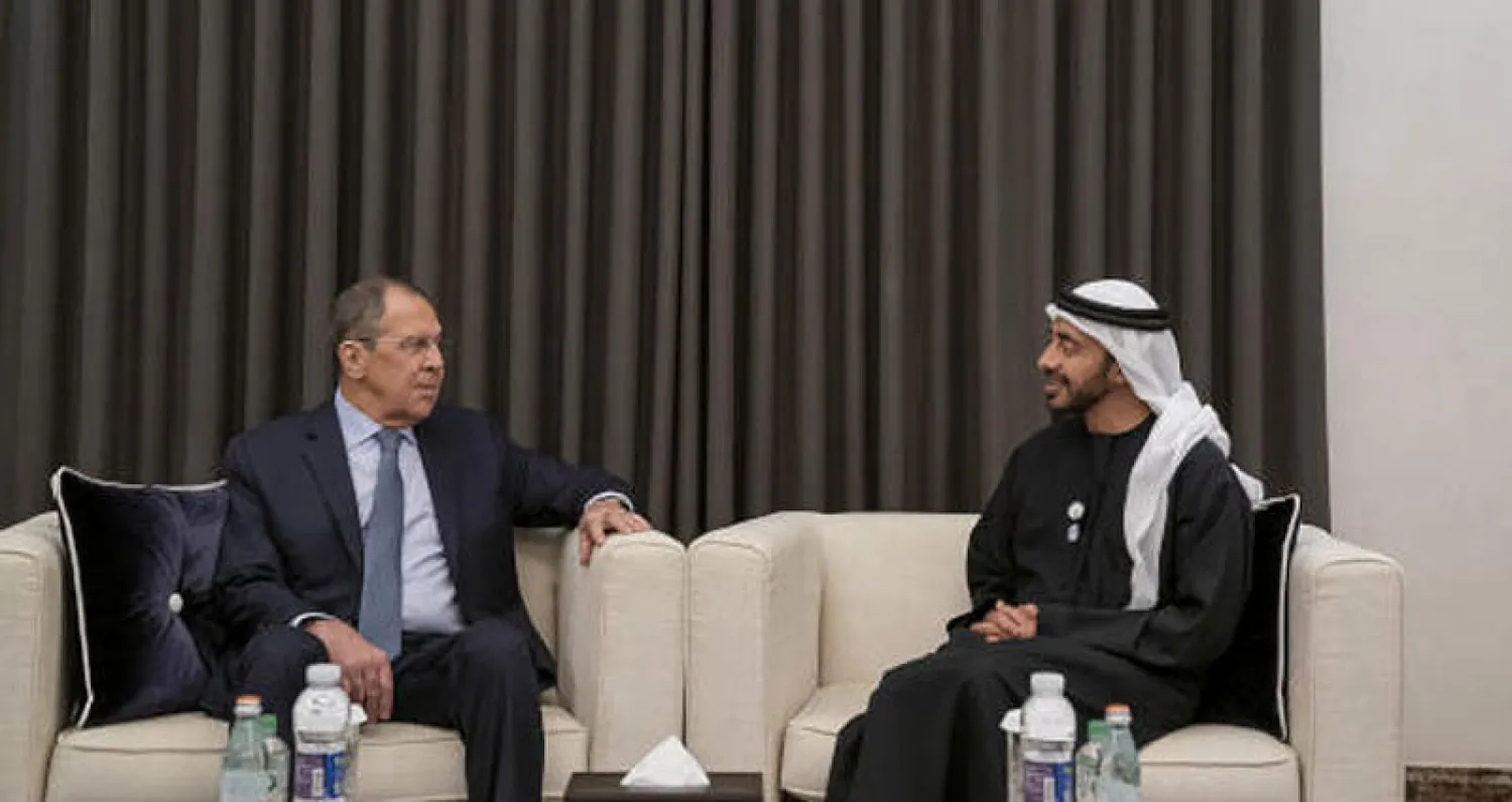 عبدالله بن زايد مستقبلاً سيرغي لافروف في أبوظبي أمس (الشرق الأوسط)
